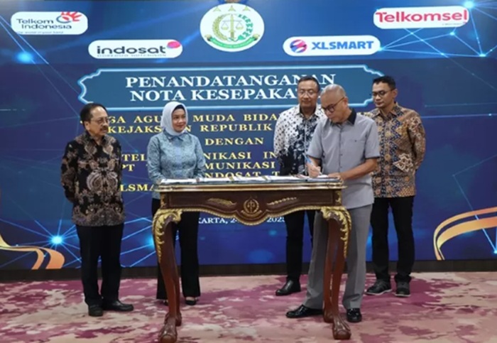 JAMIntel Reda Manthovani meneken kerja sama dalam bentuk nota kesepakatan empat penyedia layanan telekomunikasi terkemuka, 24 Juni 2025.